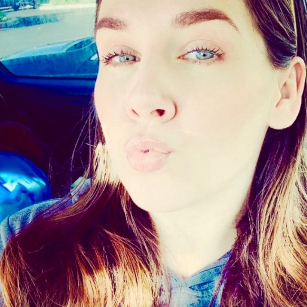 Meet your poshmarker Cassie K🌷